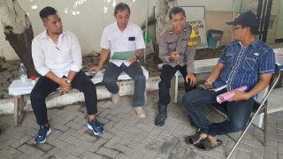 Bhabinkamtibmas Asemrowo Sampaikan Pesan Kamtibmas Saat Patroli di Tambak Pring Utama