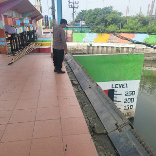 Patroli Pemantauan Debit Air di Pintu Air Balong II oleh Personil Polsek Asemrowo