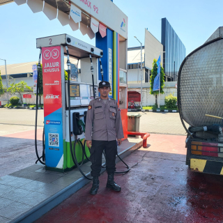 Patroli Polsek Asemrowo di SPBU Margomulyo 33: Stok BBM Aman, Situasi Kondusif