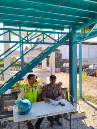 Polsek Asemrowo Laksanakan Patroli di Objek Vital Depo PLN Tambak Langon, Sampaikan Imbauan Harkamtibmas