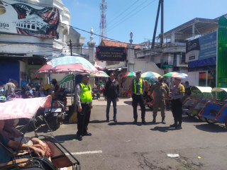 Polsek Semampir Patroli Harkamtibmas di Depan Pintu Masuk Wisata Religi Ampel, Antisipasi Jambret 3C