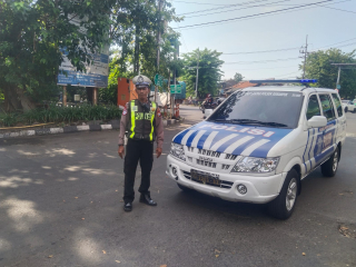 Personil Polsek Semampir Laksanakan Pengaturan Gakturlin di TL Karang Tembok, Antisipasi Lawan Arus dan Kemacetan