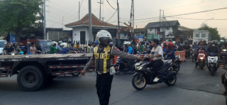 Antisipasi Kemacetan, Personil Polsek Asemrowo Laksanakan Protap Sore di Simpang Rel Tambak Mayor