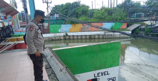 Cegah Banjir, Personil Polsek Asemrowo Laksanakan Pengecekan Debit Air di Pompa Balong II