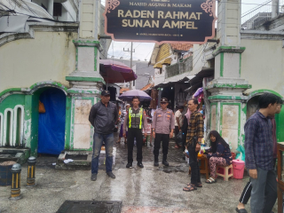 Patroli Harkamtibmas Polsek Semampir di Depan Pintu Masuk Ampel Jaga Keamanan Peziarah