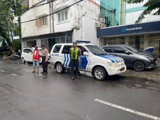 Cuaca Hujan, Polsek Pabean Cantikan Tetap Laksanakan Patroli Harkamtibmas di Jalan Slompretan