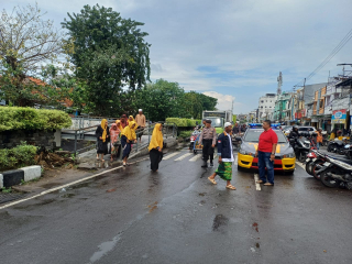 Antisipasi Kerawanan Wisata Religi, Polsek Semampir Laksanakan Patroli Harkamtibmas di Pintu Masuk Gapura Ampel