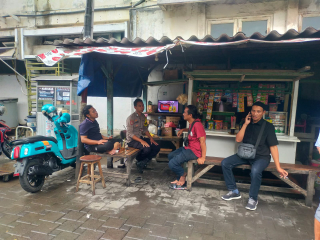 Jalin Kedekatan dengan Warga, Bhabinkamtibmas Ampel Laksanakan Cangkrukan dan Patroli Dialogis