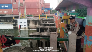 Cegah Banjir, Polsek Asemrowo Laksanakan Patroli dan Cek Debit Air di Balong II