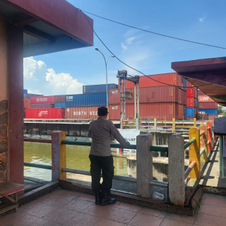 Polsek Asemrowo Laksanakan Patroli dan Pengecekan Debit Air di Pintu Air Balong II