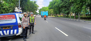 Patroli Harkamtibmas dan Pemantauan Lalin oleh Polsek Pabean Cantikan di Jalan Perak Timur