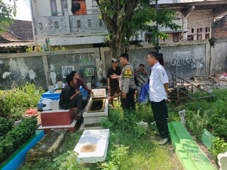 Bhabinkamtibmas Pegirian Berikan Himbauan Kamtibmas kepada Pemuda di Sekitar Makam Wonokusumo