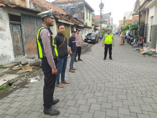 Patroli Harkamtibmas Polsek Semampir Antisipasi Parkir Liar dan Kerawanan 3C di Jalan Petukangan