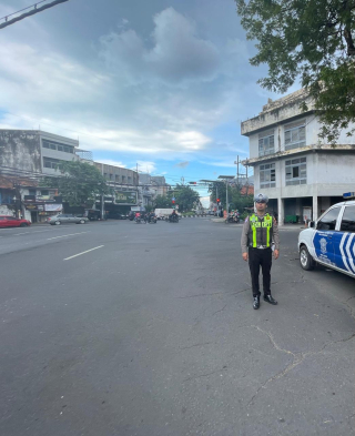 Polsek Pabean Cantikan Lakukan Pemantauan Arus Lalu Lintas di Lampu TL Kembang Jepun