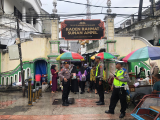 Personil Polsek Semampir Laksanakan Patroli Harkamtibmas di Pintu Masuk Ampel