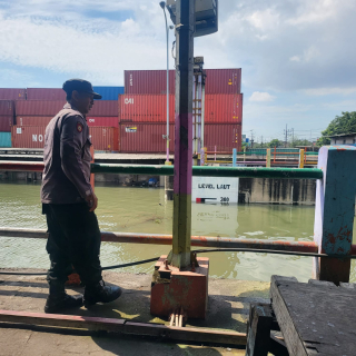 Polsek Asemrowo Laksanakan Patroli Pemantauan Pintu Air Balong II, Debit Air Terpantau Tinggi Namun Normal