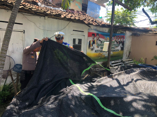 Patroli Harkamtibmas Polsek Semampir di Kampung Tangguh Sidotopo, Pantau Ketahanan Pangan Budidaya Ikan Lele