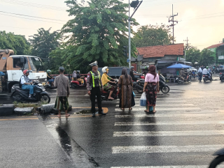 Antisipasi Kepadatan Pagi, Personel Polsek Semampir Bersama 12.02 Laksanakan Gakturlin di TL Karang Tembok