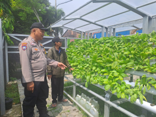 Bhabinkamtibmas Pabean Cantikan Asistensi dan Beri Pembinaan di Kebun Hidroponik Petekkan Riverside