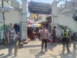 Patroli Harkamtibmas Polsek Semampir, Antisipasi Kerawanan di Kawasan Wisata Religi Ampel