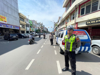 Polsek Pabean Cantikan Laksanakan Patroli Harkamtibmas dan Pemantauan Arus Lalin di Jalan Kembang Jepun