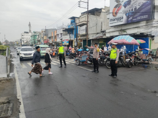 Patroli Harkamtibmas di Depan Pintu Masuk Wisata Religi Ampel, Antisipasi 3C