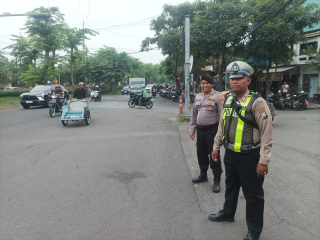 Patroli Harkamtibmas dan Pengaturan Lalu Lintas oleh Personil Polsek Pabean Cantikan di Jalan Rajawali