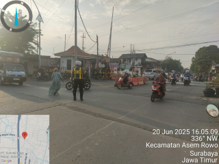 Personil Polsek Asemrowo Laksanakan Patroli dan Pengaturan Lalu Lintas di Rel Kereta Api Tambak Mayor