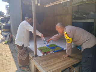 Bhabinkamtibmas Kelurahan Tanjung Perak Laksanakan Pembinaan Program Ketahanan Pangan Hidroponik