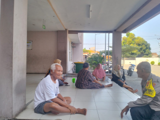 Bhabinkamtibmas Kelurahan Tanjung Perak Sambangi Warga Rusun Indrapura dan Berikan Imbauan Kamtibmas