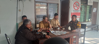 Sinergi Bhabinkamtibmas dan Babinsa, Sambang serta Koordinasi di Kantor Kelurahan Tanjung Perak Berjalan Lancar