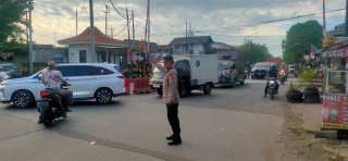 Personel Asemrowo dan Lantas Laksanakan Giat Pos Akhir di Perlintasan Kereta Tambak Mayor