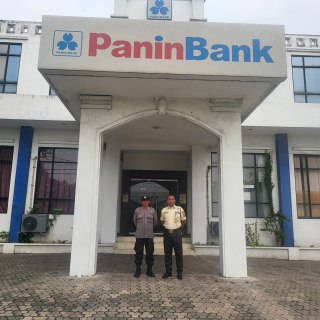 Personel Polsek Asemrowo Laksanakan Patroli di Objek Vital Panin Bank Tambak Langon untuk Antisipasi Gangguan Kamtibmas