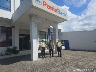 Personel Polsek Asemrowo Laksanakan Patroli dan Pemantauan Objek Vital di Panin Bank Tambak Langon