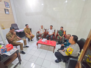 Bhabinkamtibmas Aiptu M. Yanuri Hadiri Rapat Koordinasi Penataan PKL di Kelurahan Bongkaran