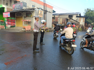 Pos Awal di Perlintasan Kereta Tambak Mayor, Polsek Asemrowo Pantau Kelancaran Arus Lalu Lintas