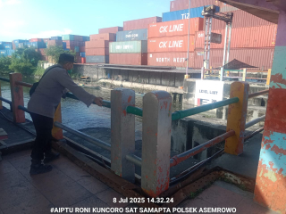 Personel Polsek Asemrowo Laksanakan Patroli dan Pemantauan Pintu Air Balong