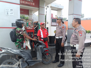 Pawas Polsek Asemrowo Patroli Dialogis di Pertokoan Modern dan SPBU: Himbauan Kamtibmas Disampaikan ke Karyawan