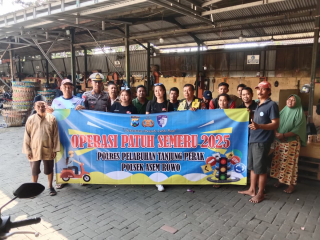 Sosialisasi Tertib Lalu Lintas kepada Pedagang Buah, Polsek Asemrowo Dukung Ops Patuh Semeru 2025
