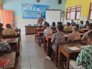 Bhabinkamtibmas Polsek Pabean Cantian Berikan Penguatan Karakter bagi Siswa Baru SMK KAL-2 dalam Rangka MPLS