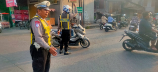 Polsek Asemrowo Laksanakan Pos Akhir Pengaturan Lalu Lintas di Persimpangan Rel KA Tambak Mayor