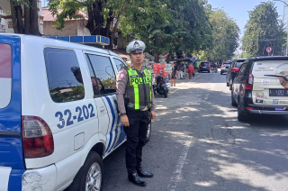 Patroli Harkamtibmas dan Pengaturan Lalu Lintas oleh Personel Polsek Pabean Cantikan di Jalan Bongkaran