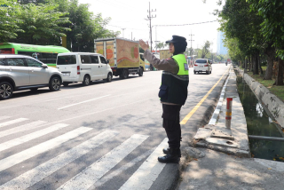 Polwan Polres Pelabuhan Tanjung Perak Lakukan Pengamanan Sholat Jumat di Tiga Masjid Wilayah Hukum