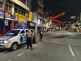 Polsek Pabean Cantikan Gelar Patroli Harkamtibmas di Jalan Karet, Wujudkan Keamanan Warga pada Dini Hari