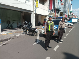 Polsek Pabean Cantikan Laksanakan Patroli Antisipasi Kemacetan di Jalan Kembang Jepun