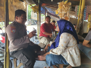 Bhabinkamtibmas Tanjung Perak Gelar Program "Photo Bicara" di Warkop Teluk Betung