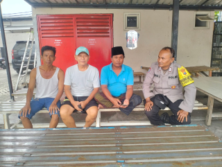 Bhabinkamtibmas Kelurahan Tanjung Perak Himbau Warga Pasang Bendera Merah Putih dan Waspadai Gangguan Kamtibmas