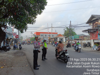 Polsek Asemrowo Gelar Pelayanan Pagi di Simpang Enam Tambak Mayor
