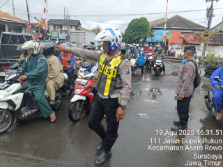 Polsek Asemrowo Gelar Pos Akhir di Perlintasan Kereta Api Tambak Mayor