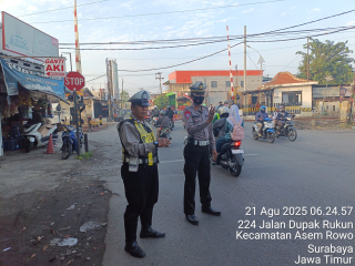 Polsek Asemrowo Laksanakan Pos Awal di Perlintasan Kereta Api Tambak Mayor